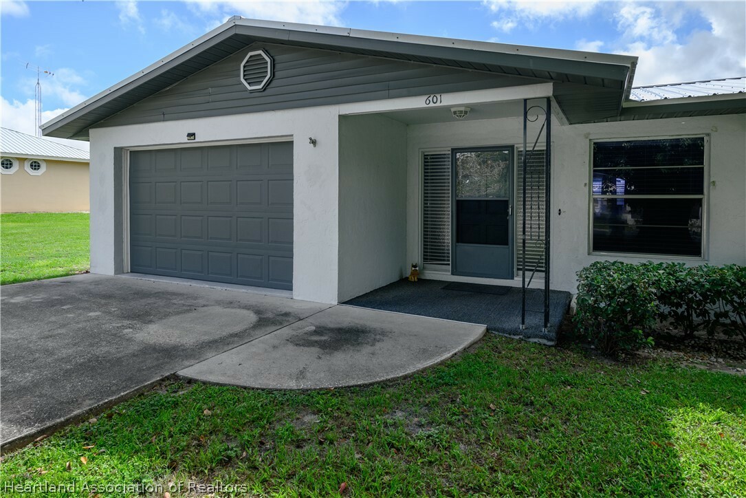 Property Photo:  601 S Young Avenue  FL 33825 