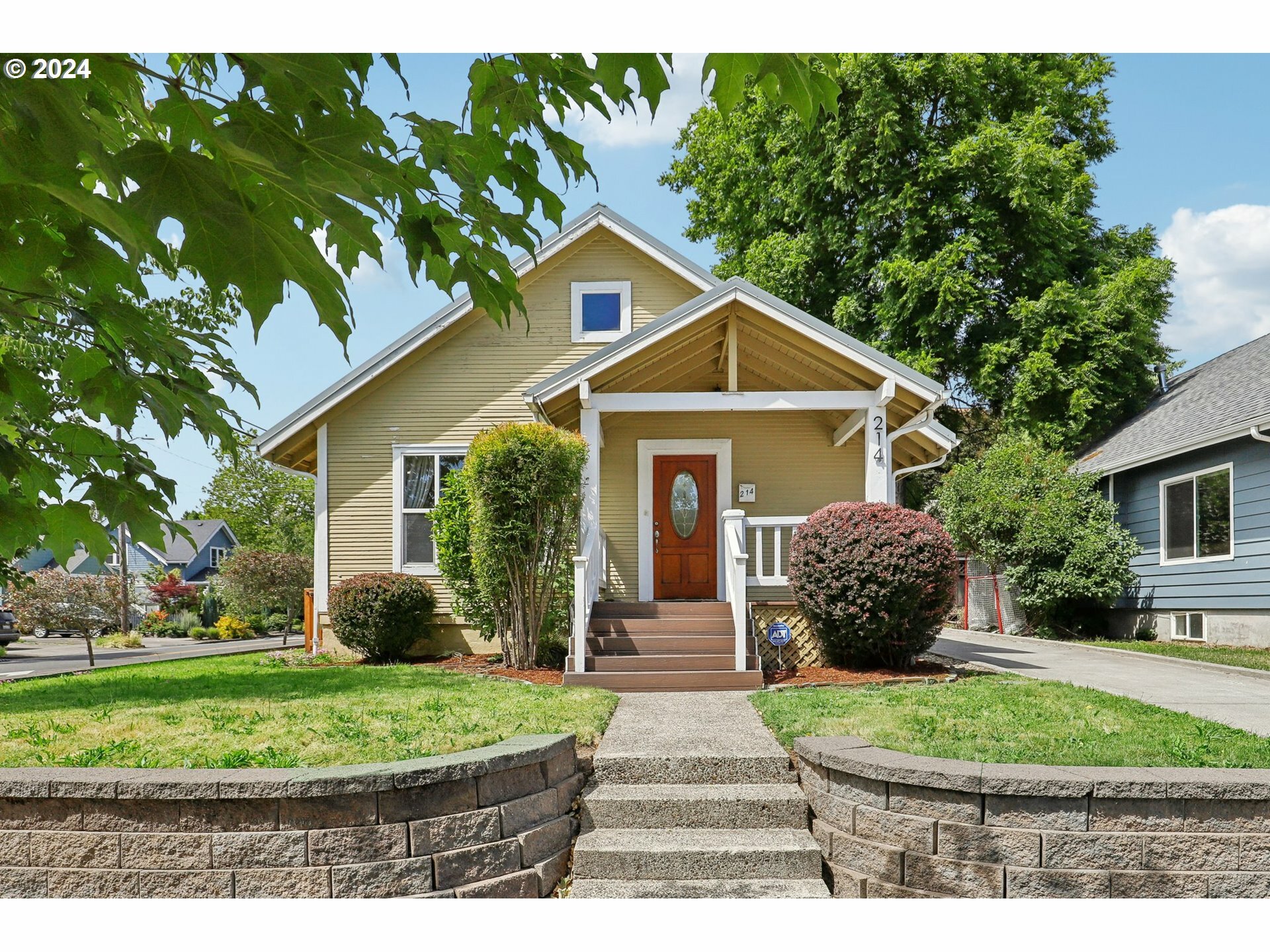 Property Photo:  214 W 23rd St  WA 98660 