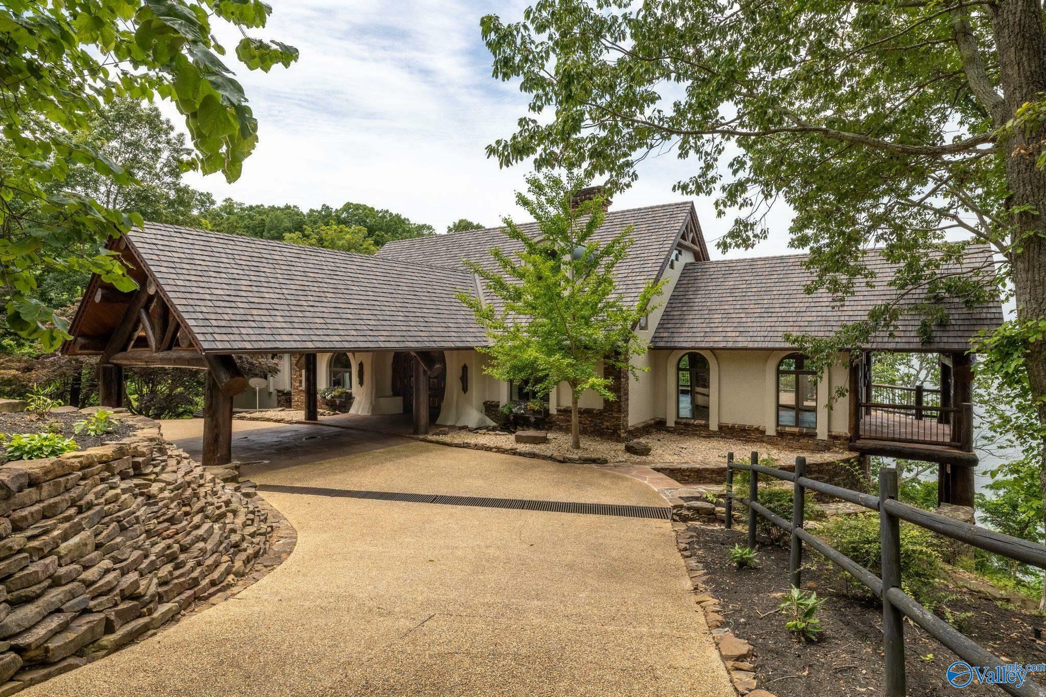 Property Photo: 721 Three Point Road AL 35661