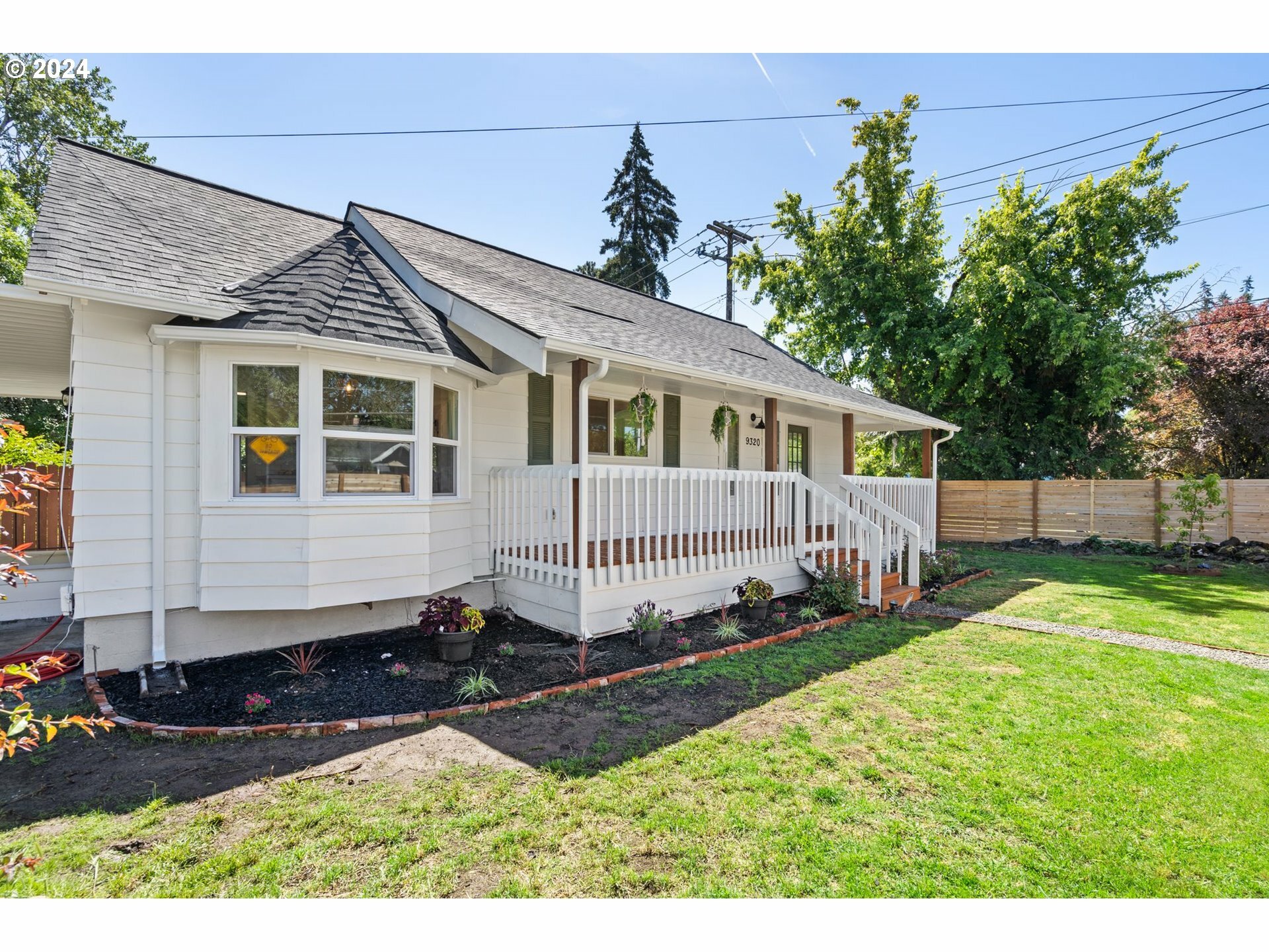 Property Photo: 9320 SE Bell Ave OR 97222