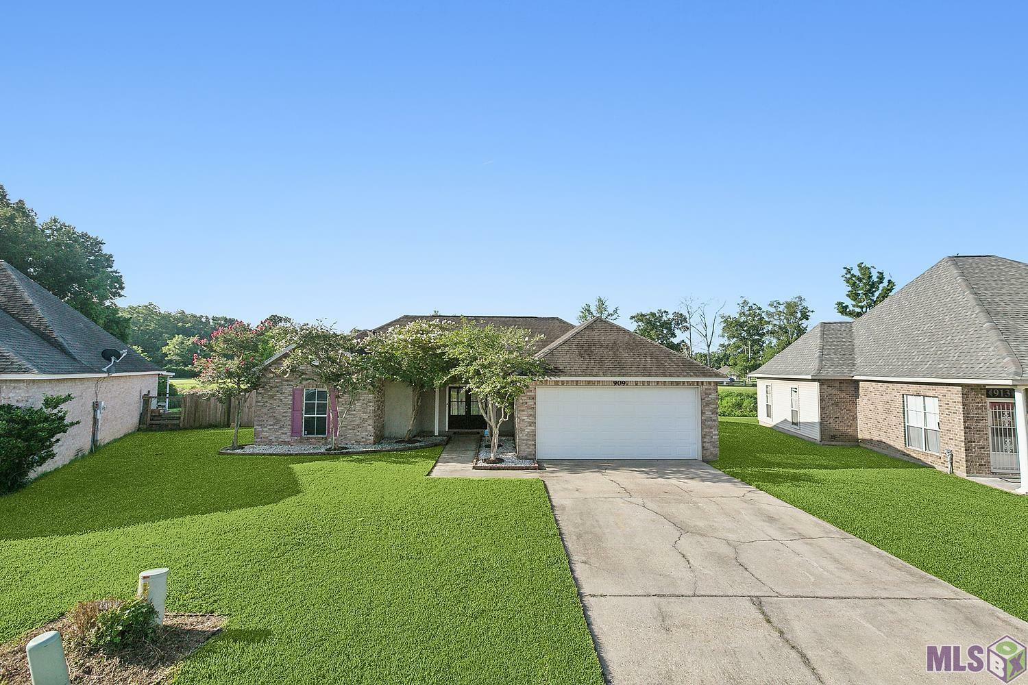 Property Photo:  909 Jeana Dr  LA 70737 