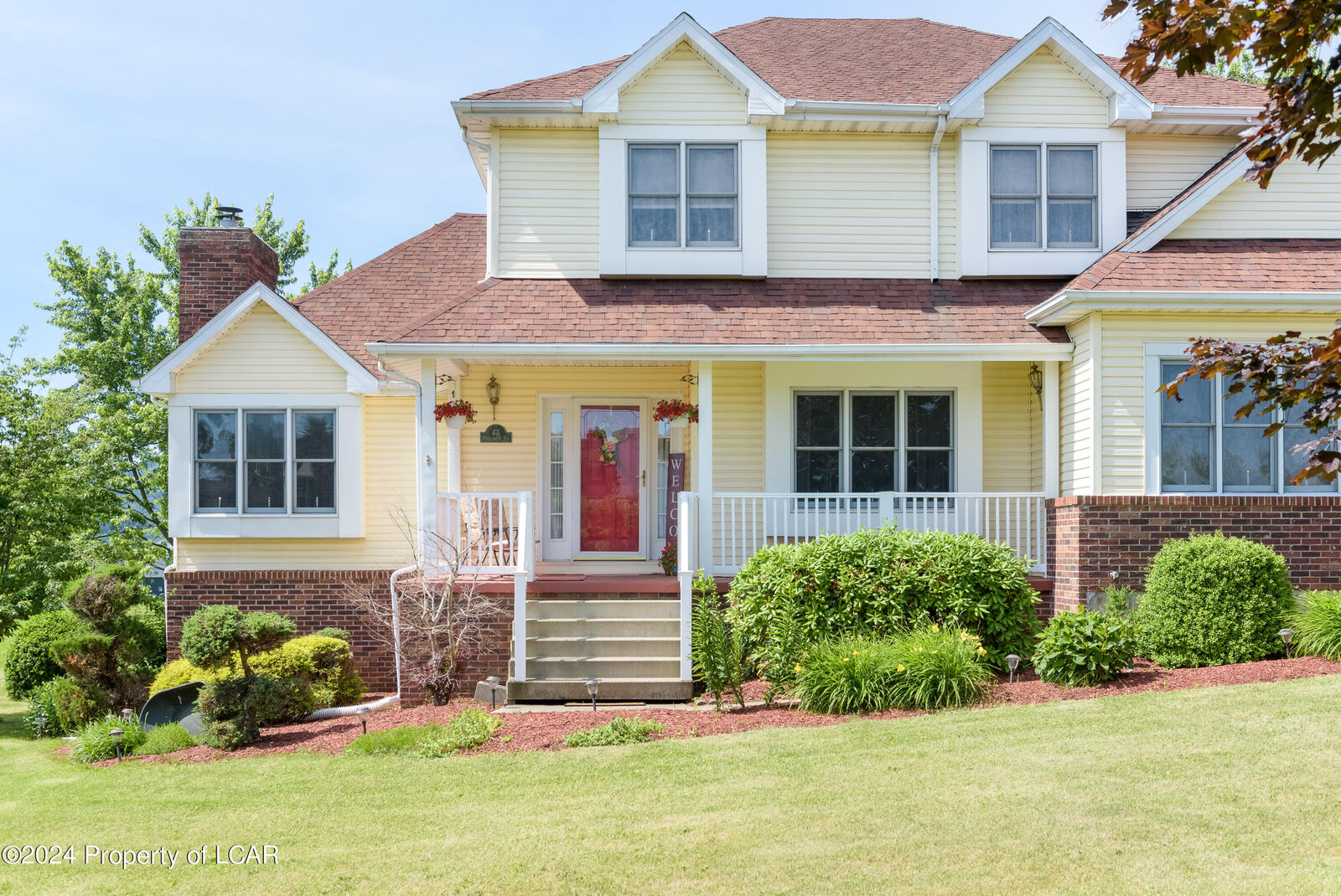 Property Photo: 43 N Greenbriar Road PA 18222
