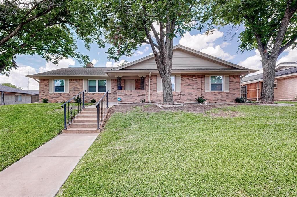 Property Photo:  814 Cambridge Place  TX 75051 