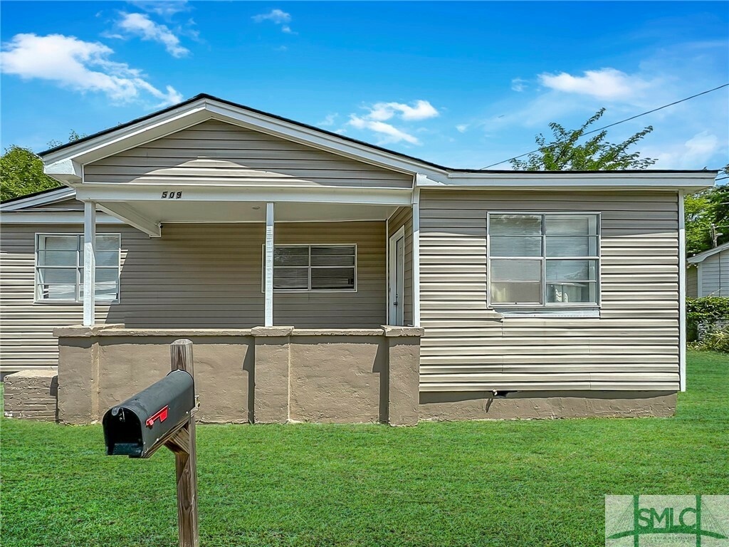 Property Photo: 509 Acacia Street GA 31405