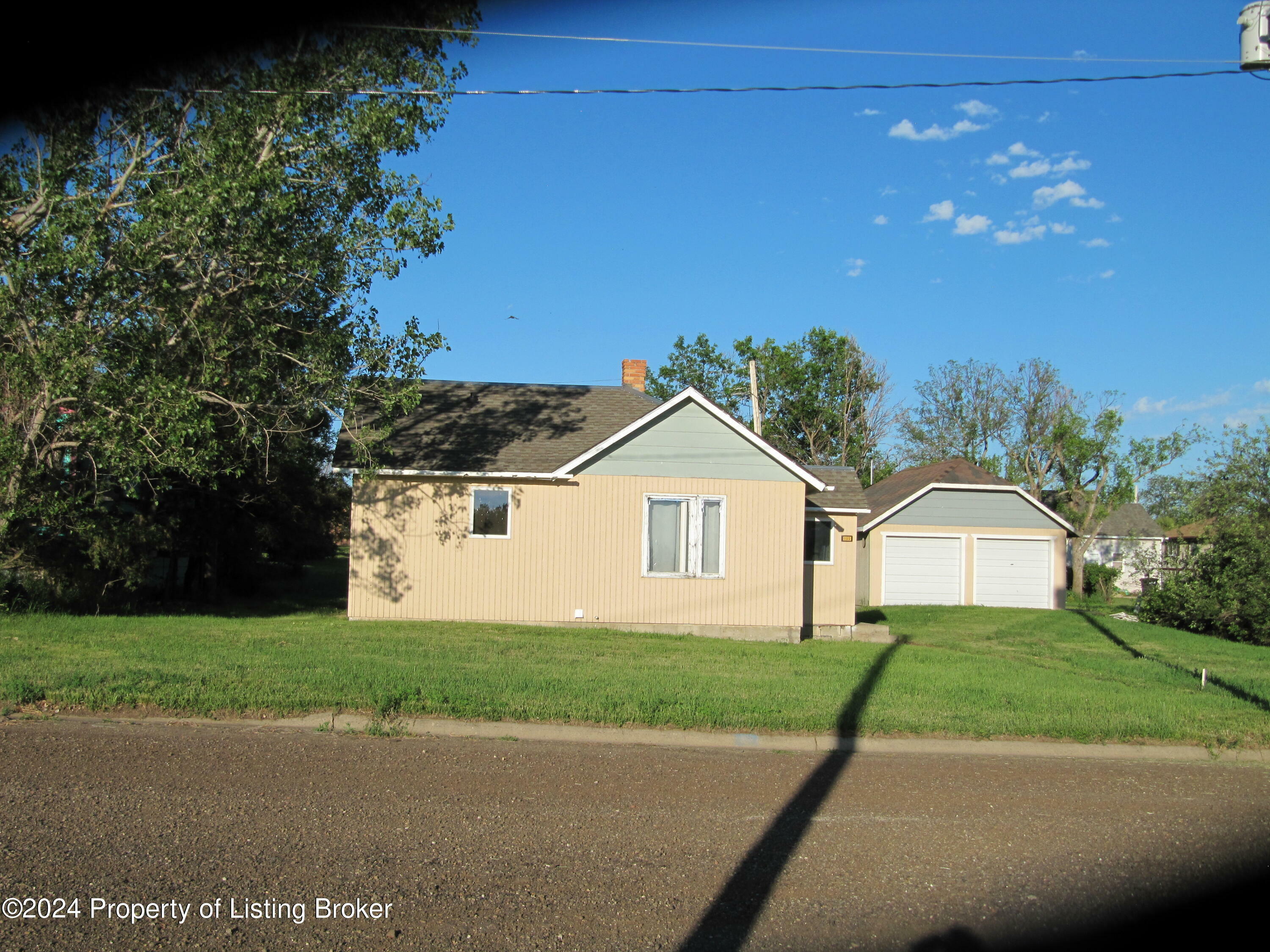 Property Photo:  252 1st Avenue SW  ND 58621 