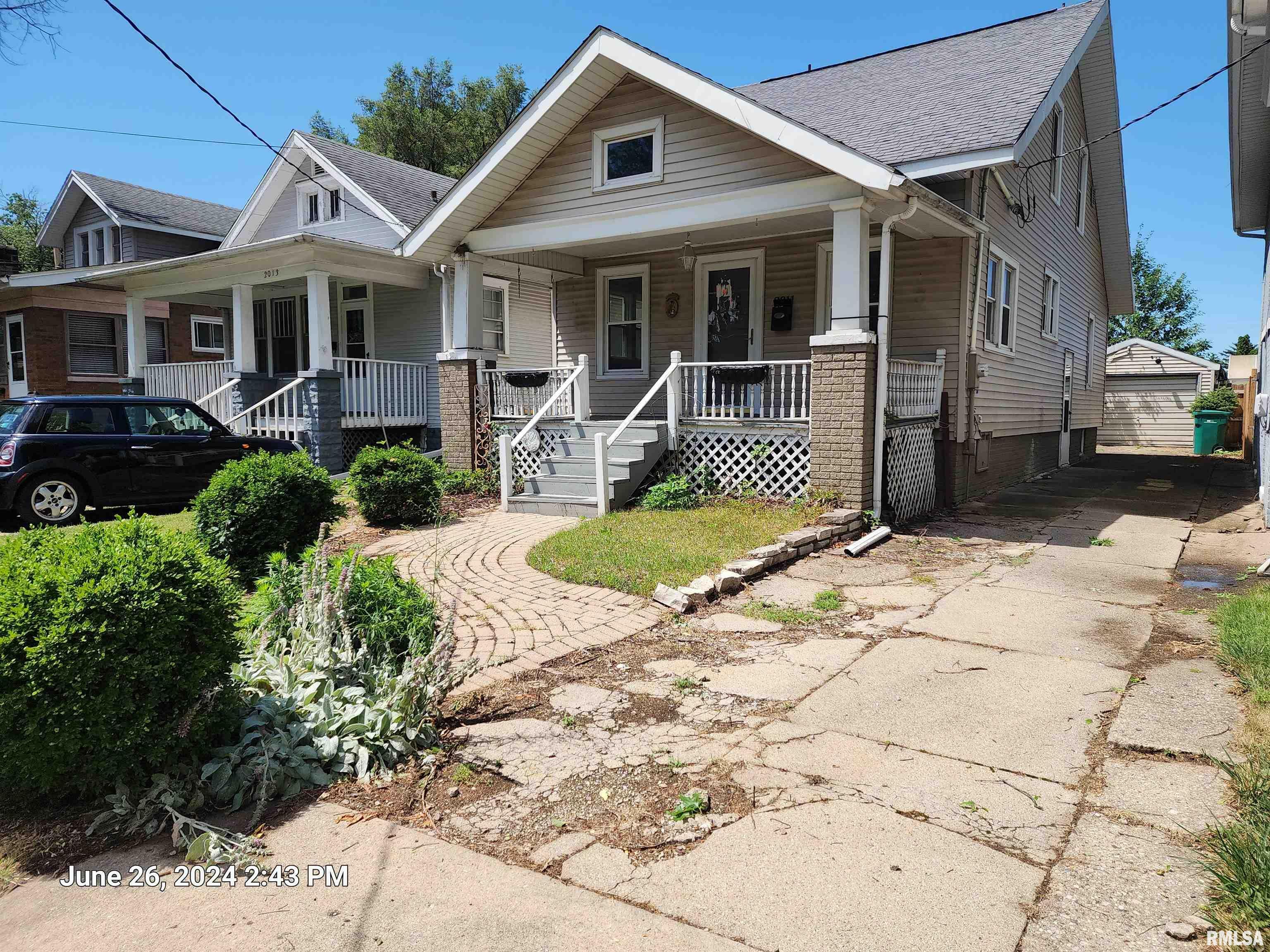 Property Photo:  2011 W Laura Avenue  IL 61604 