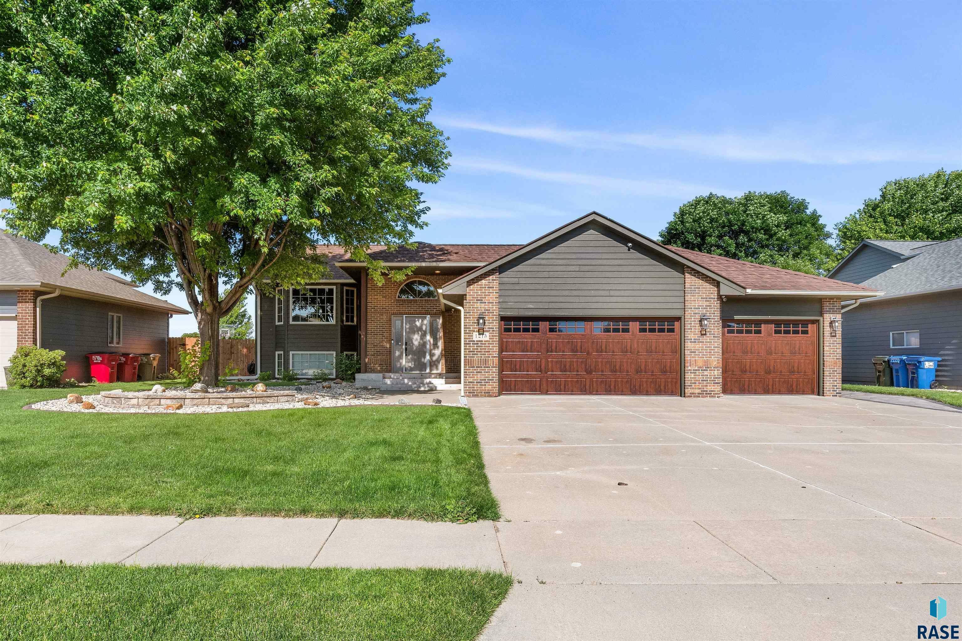 Property Photo:  1215 S Dundee Dr  SD 57106 