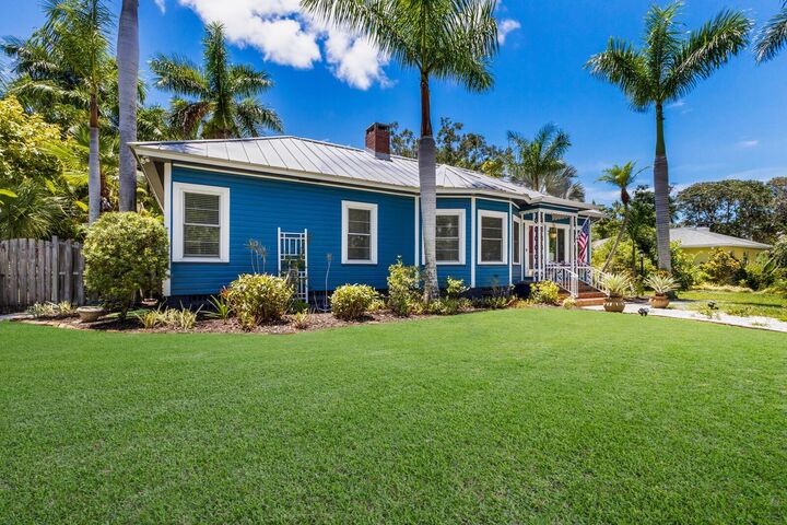 Property Photo:  204 24th Street W  FL 34205 
