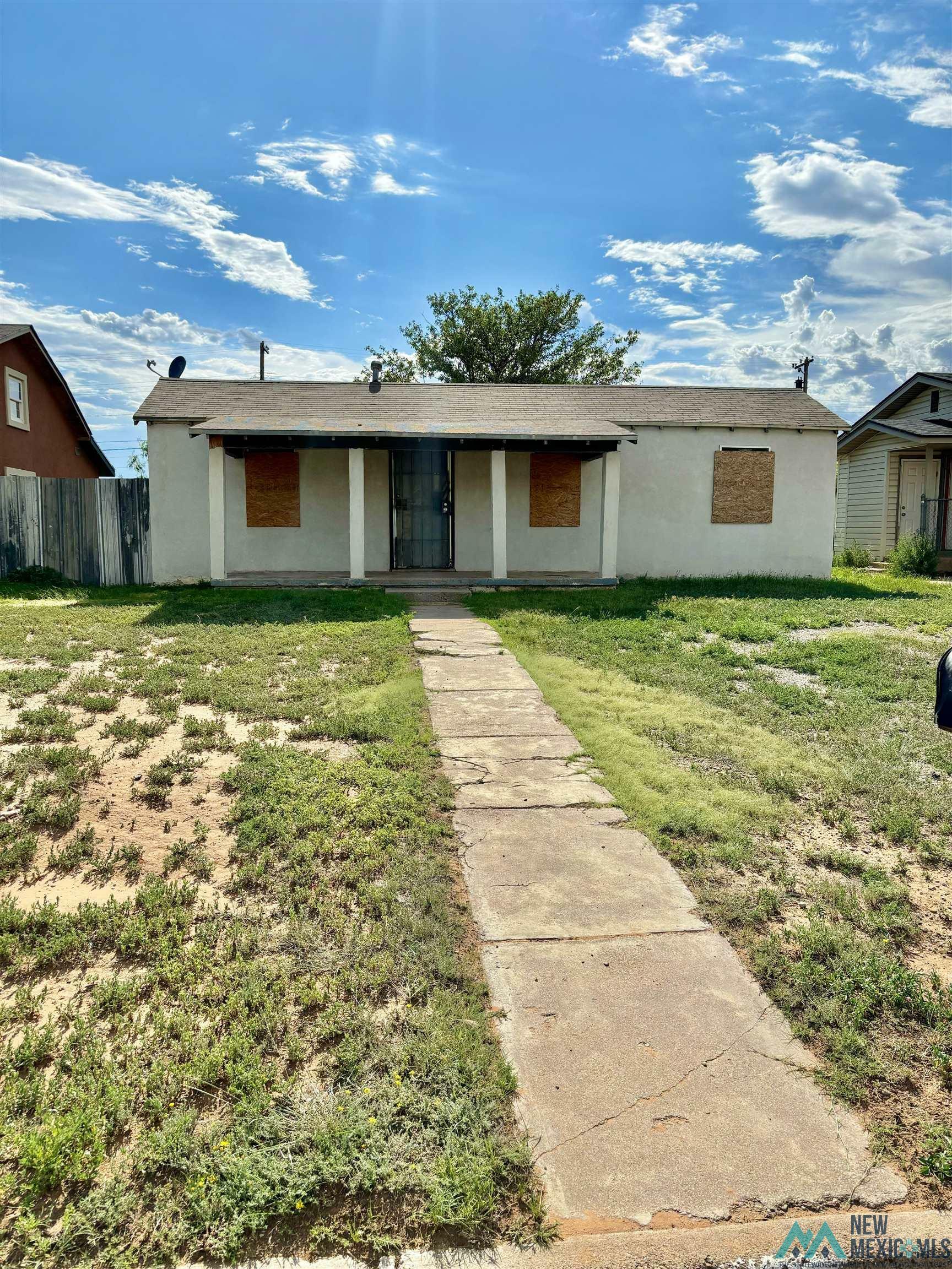 Property Photo:  404 N Oak Street  NM 88101 