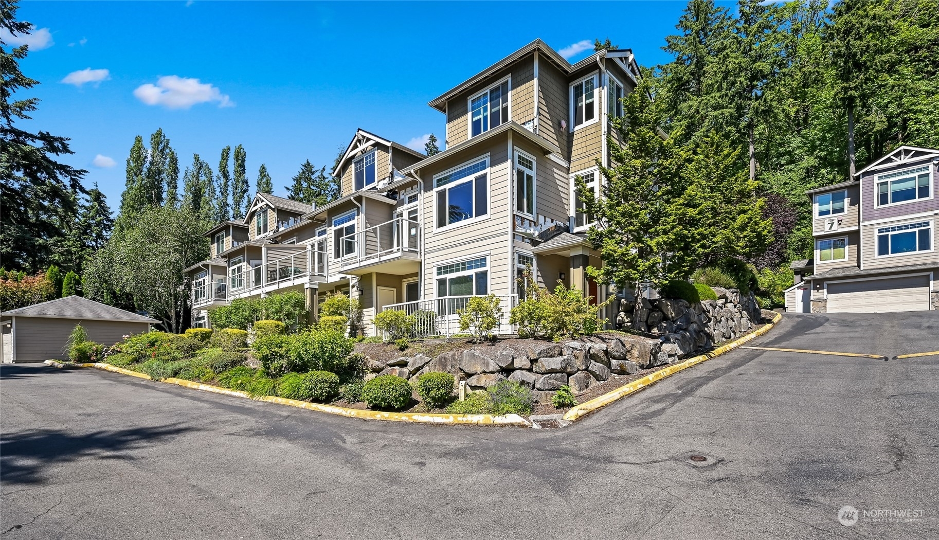 Property Photo: 3500 E Lake Sammamish Parkway SE 6-103 WA 98075