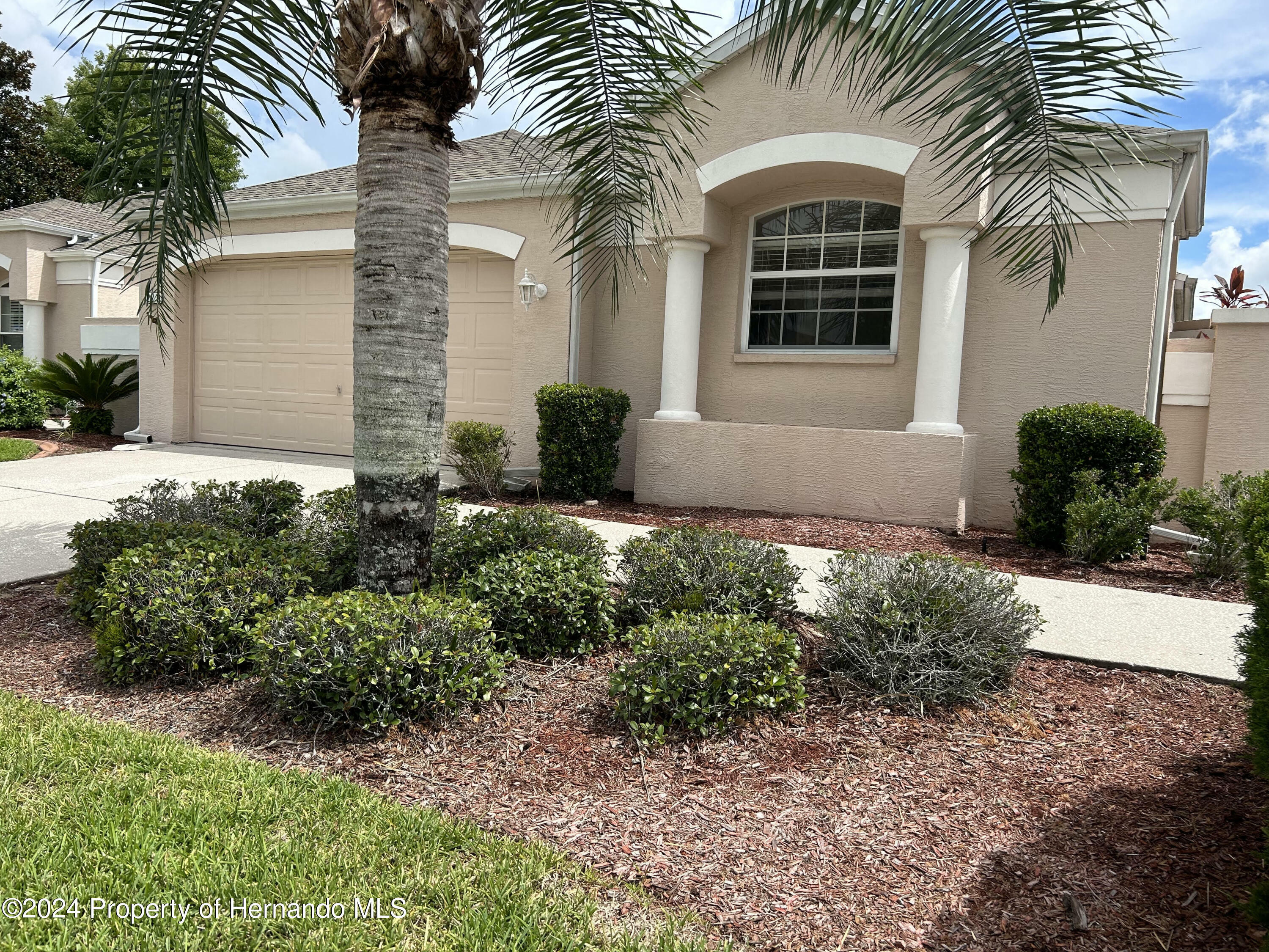Property Photo: 221 Royal Palm Way FL 34608