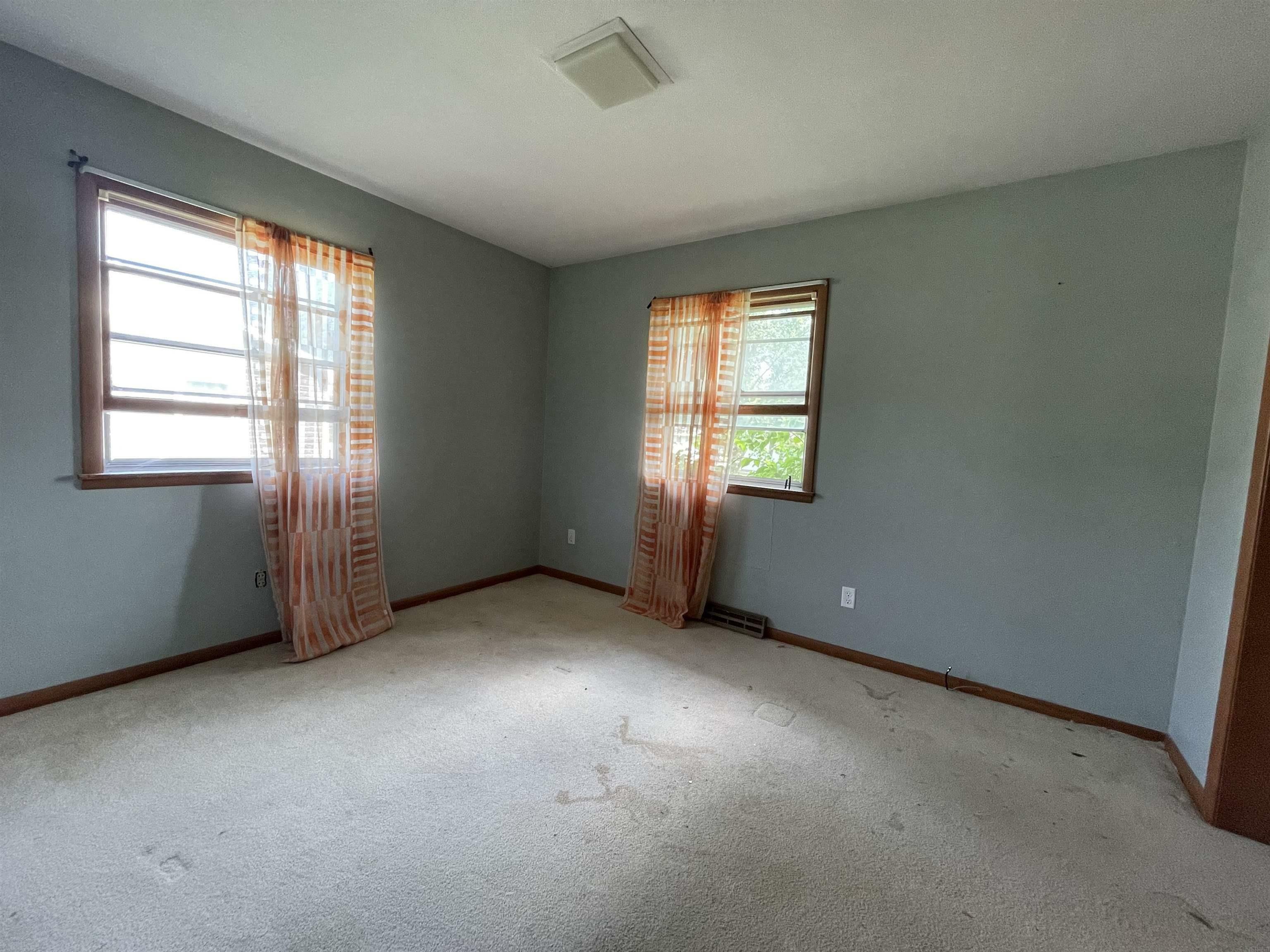 Property Photo:  915 Greenfield Ave  IA 50677 