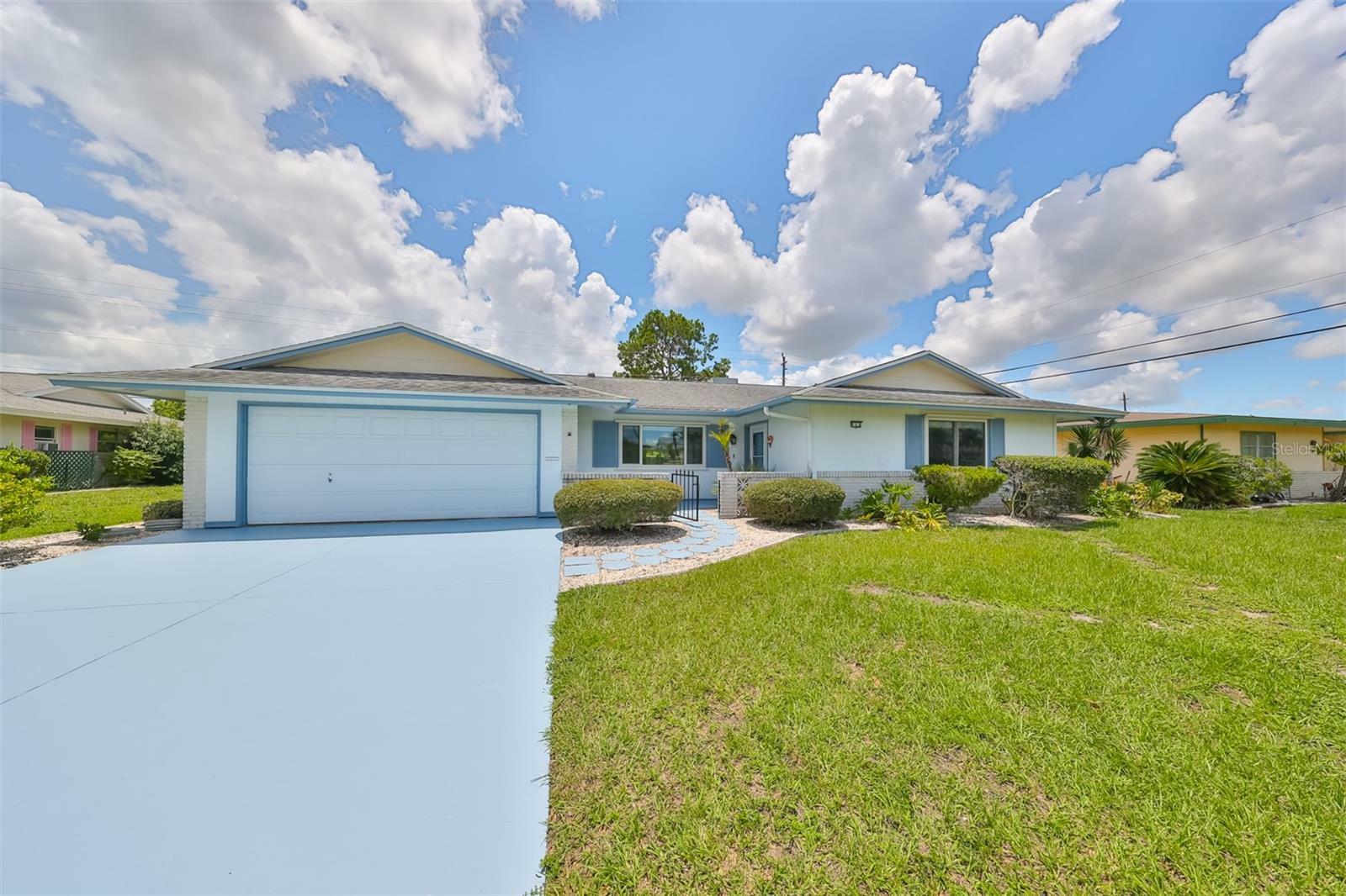 Property Photo:  906 La Jolla Avenue  FL 33573 