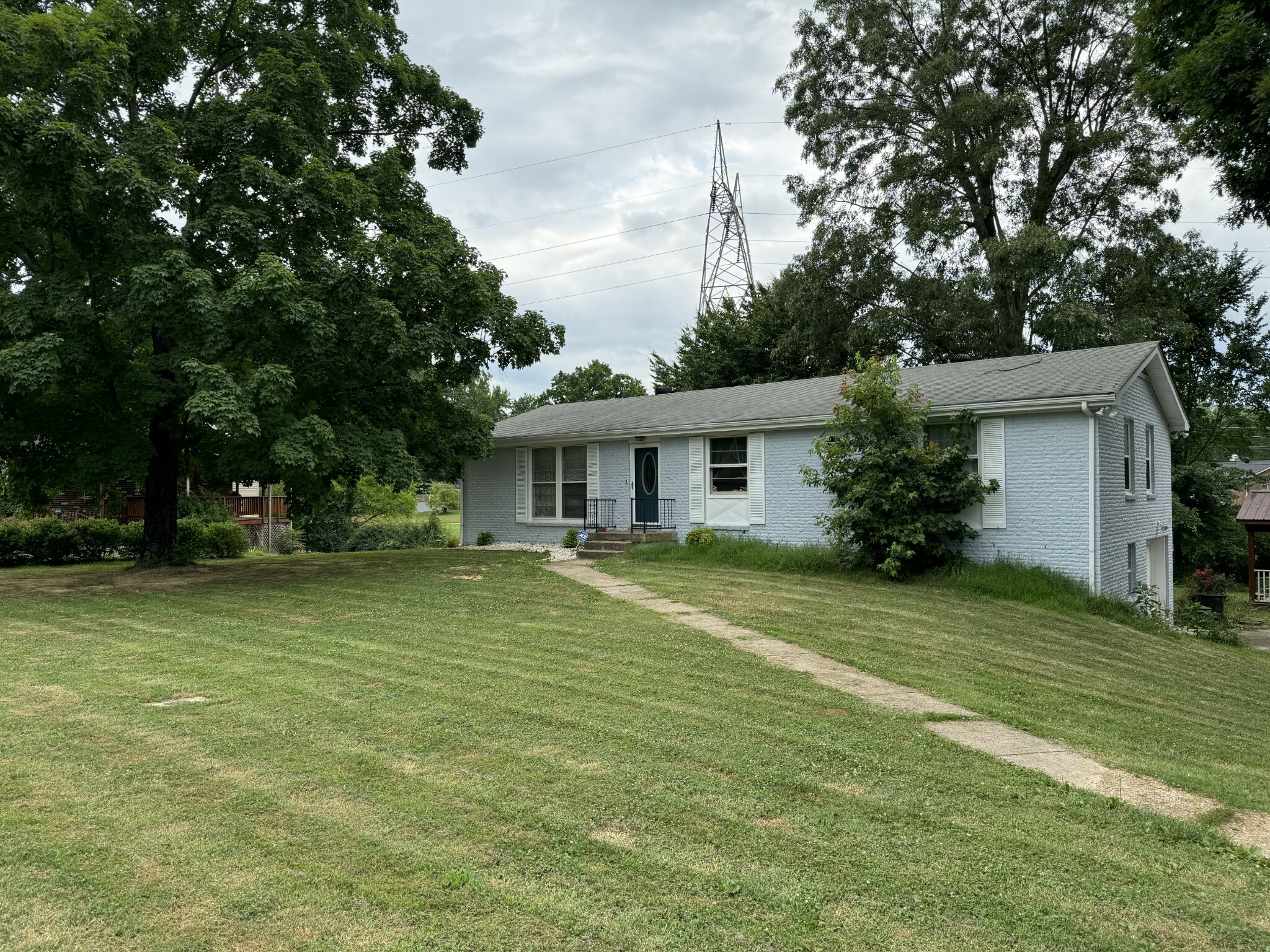 Property Photo:  136 Kingswood Dr  TN 37043 