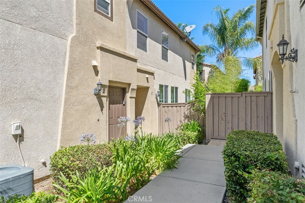 Property Photo:  41696 Woodridge Avenue 1  CA 92562 