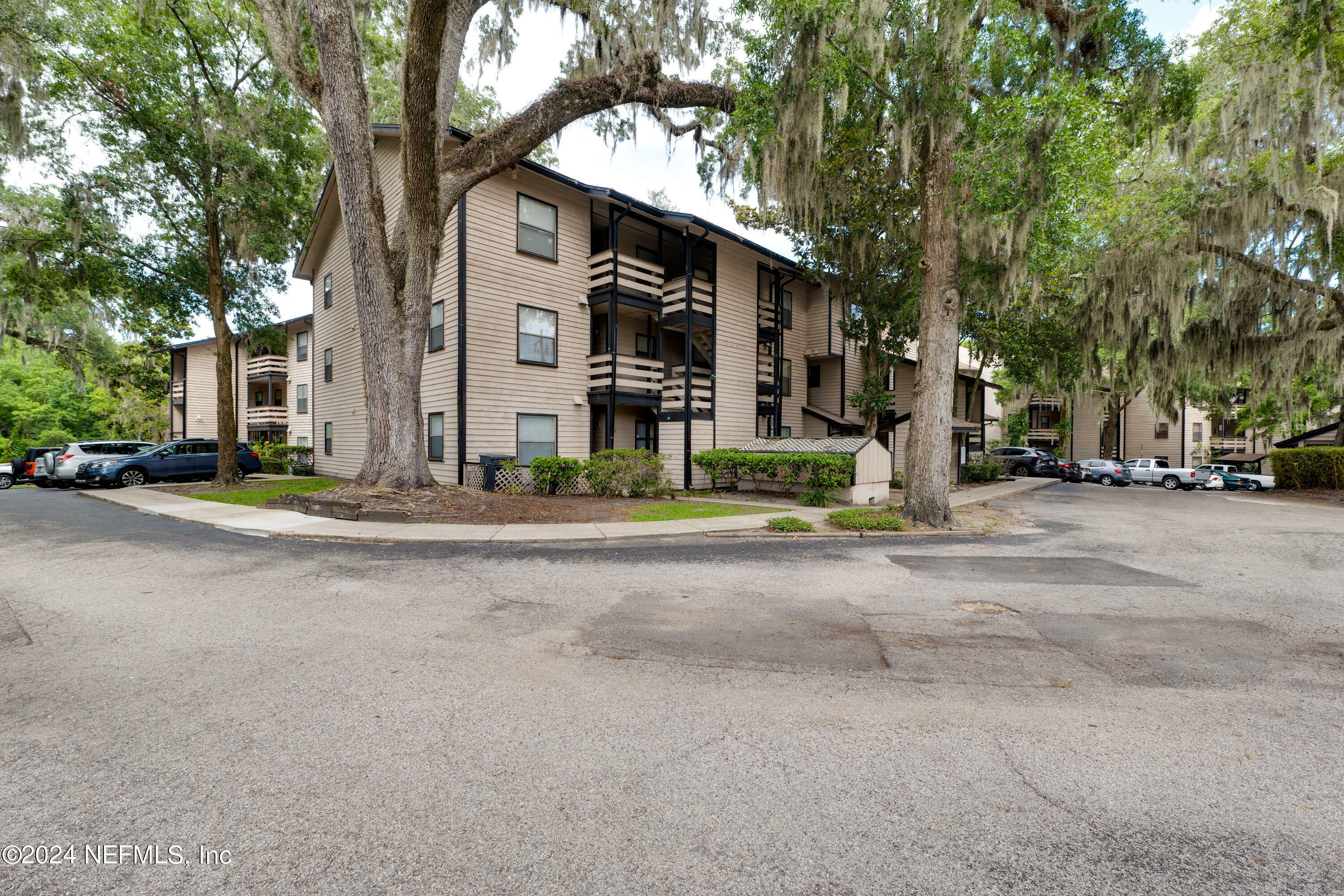 Property Photo: 1604 Arcadia Drive 207 FL 32207