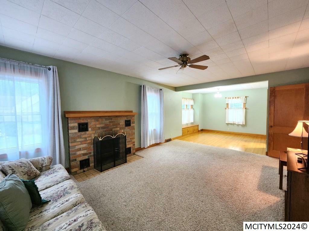 Property Photo: 405 S 12th St IA 50428