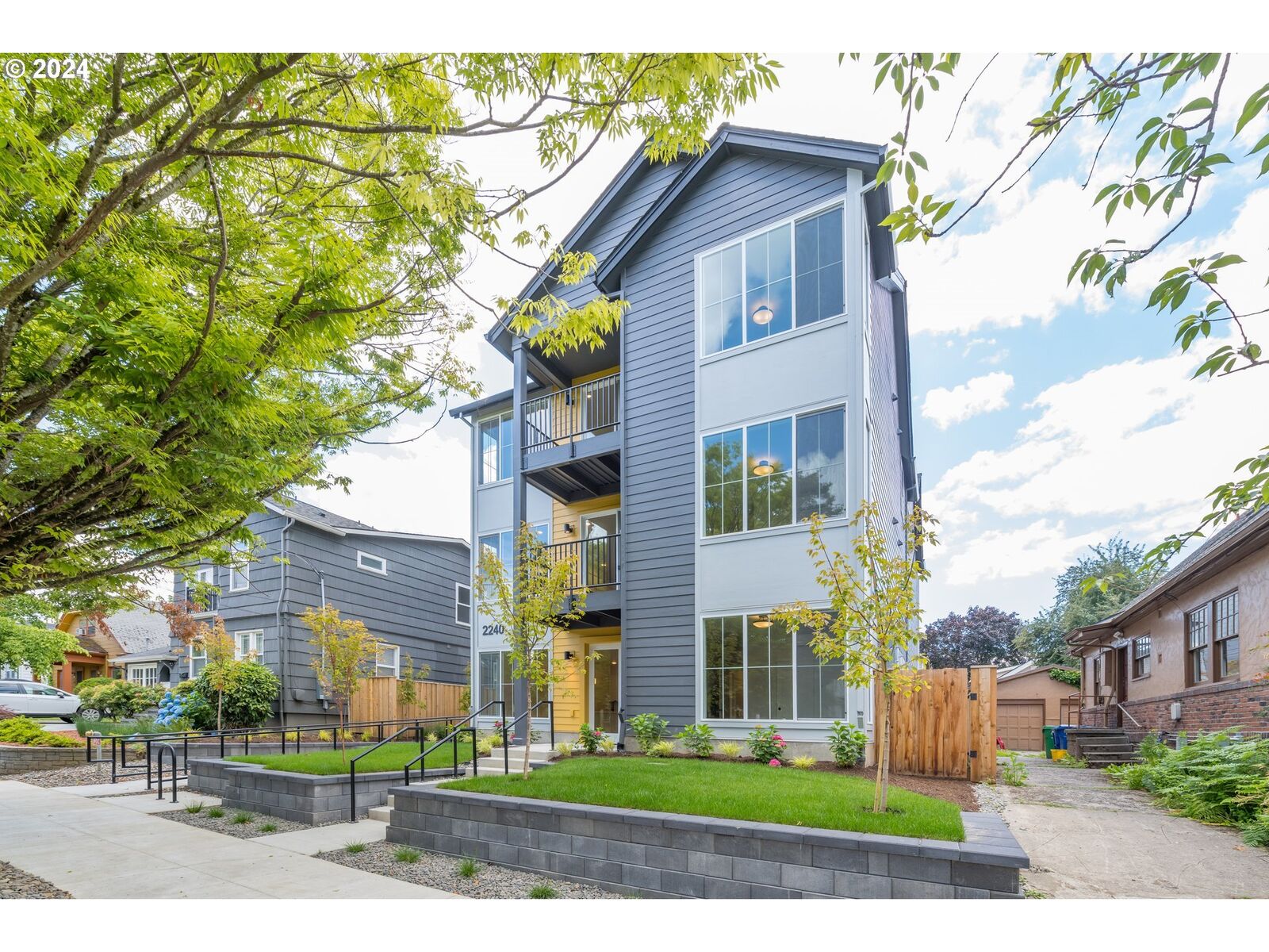 Property Photo: 2240 SE Caruthers St 302 OR 97214