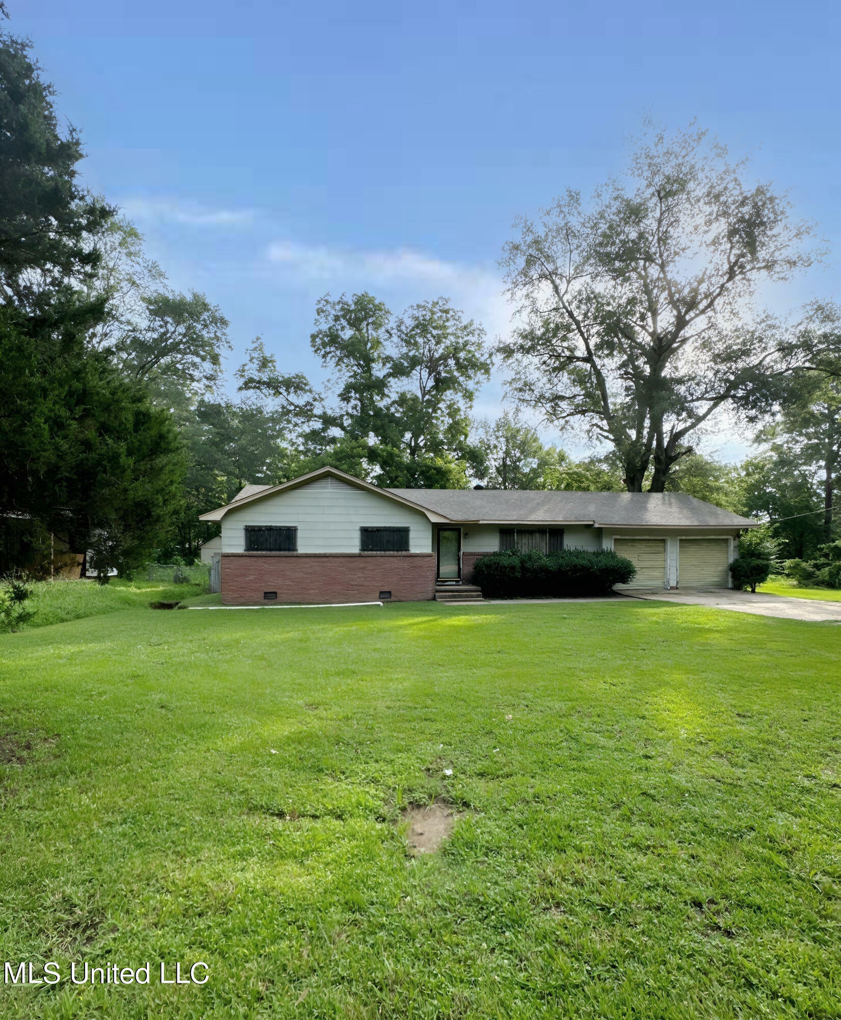 Property Photo:  5534 Queen Elizabeth Lane  MS 39209 