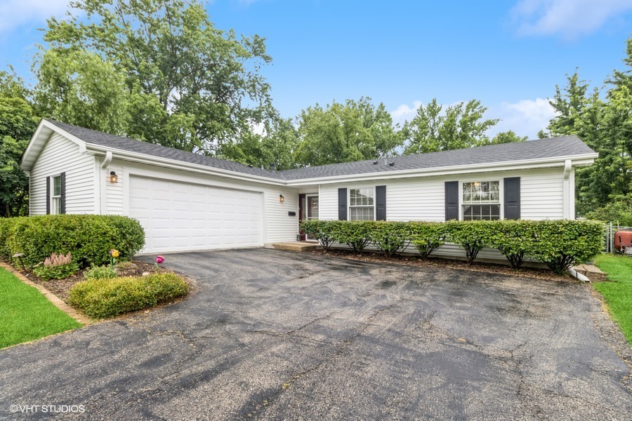 Property Photo:  320 Briar Point Court  IL 60047 
