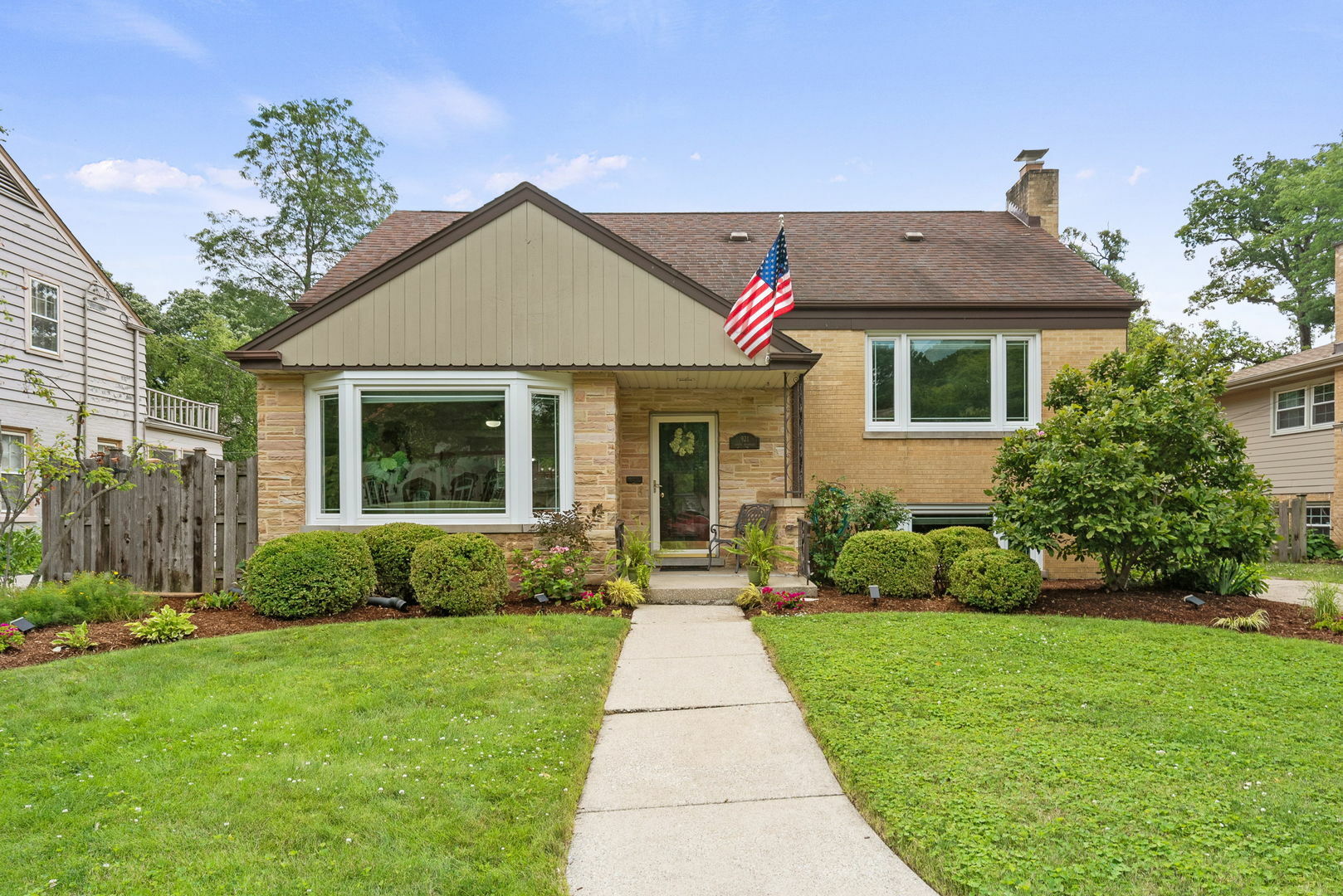 Property Photo:  921 N Brainard Avenue  IL 60526 