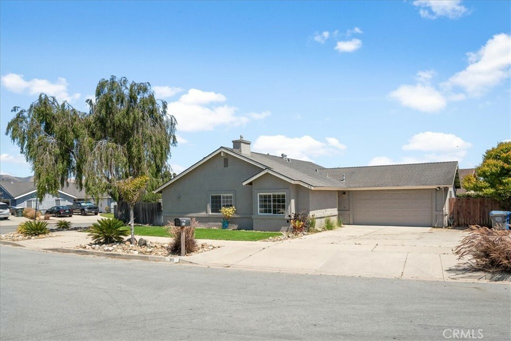 Property Photo:  815 Chata Street  CA 93444 