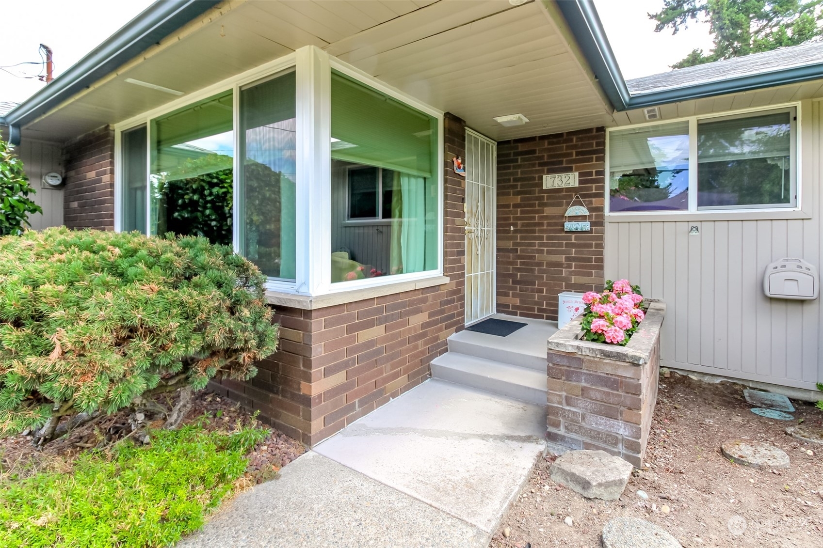 Property Photo:  732 Hilltop Ave  WA 98031 