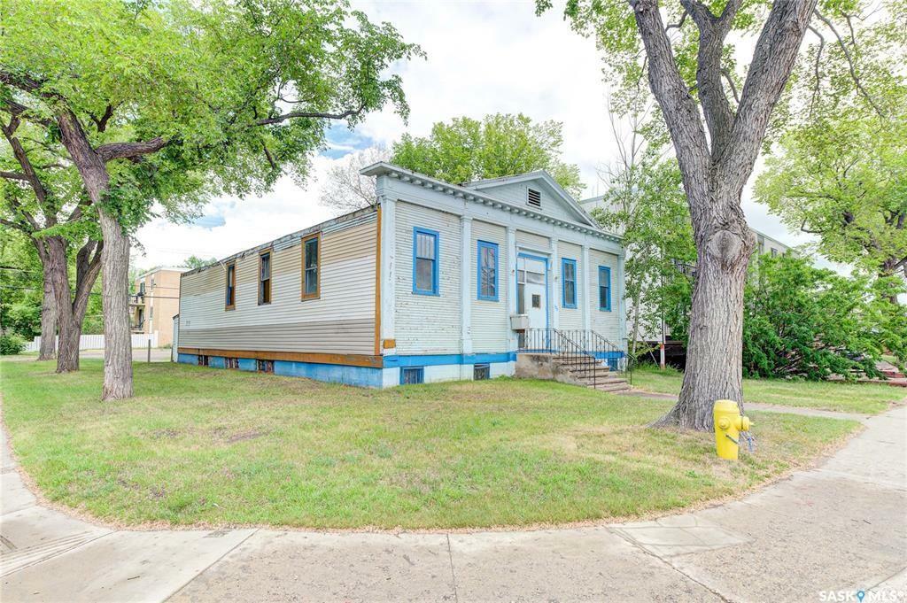 Property Photo:  120 25th Street  SK S7L 0C1 