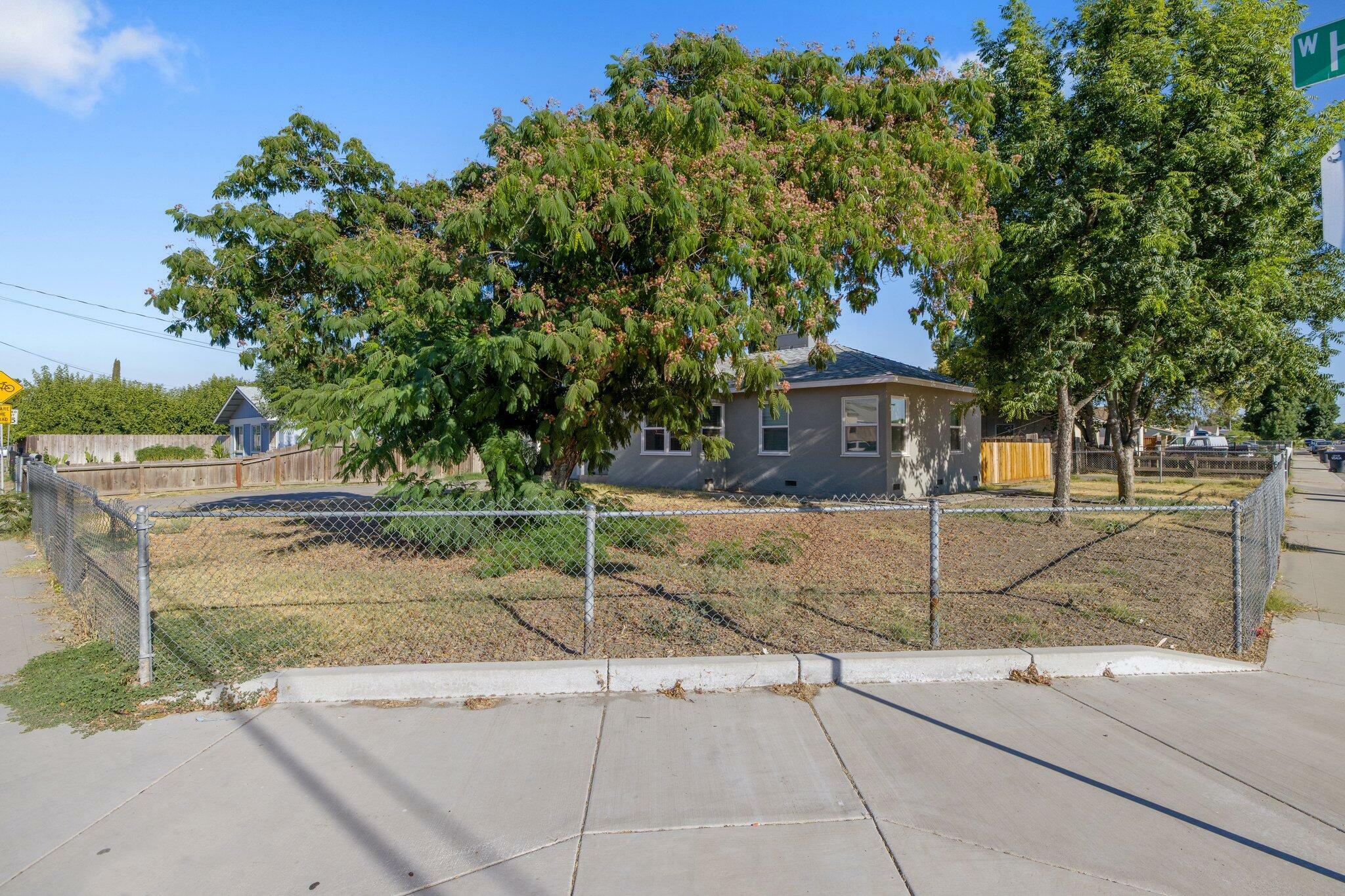 Property Photo:  1033 W Houston Avenue  CA 93291 