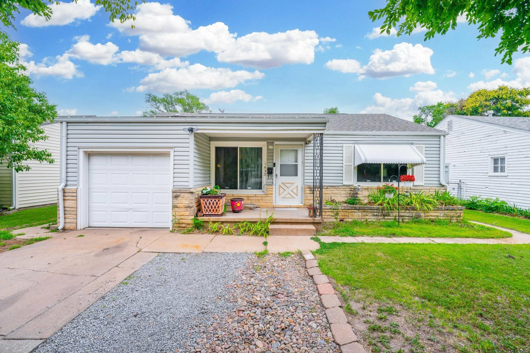 Property Photo:  1632 S Grove St  KS 67211 