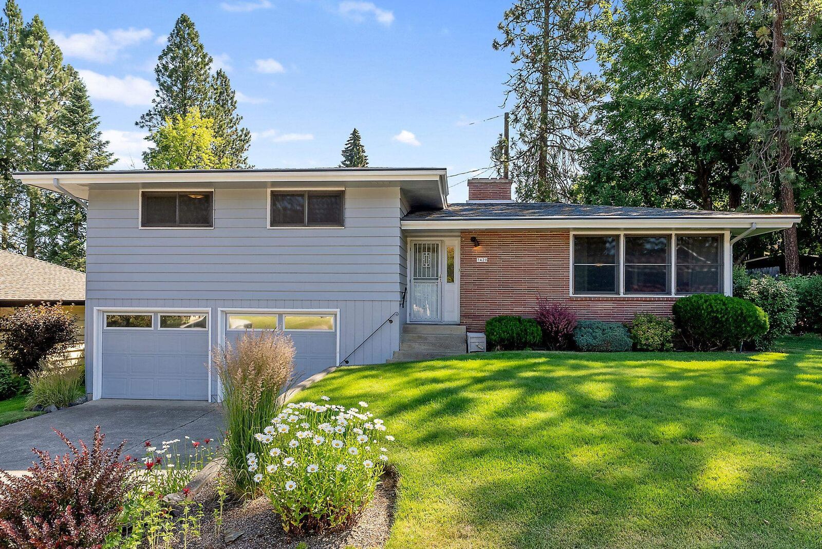 Property Photo: 7420 N Laurelhurst Dr WA 99208