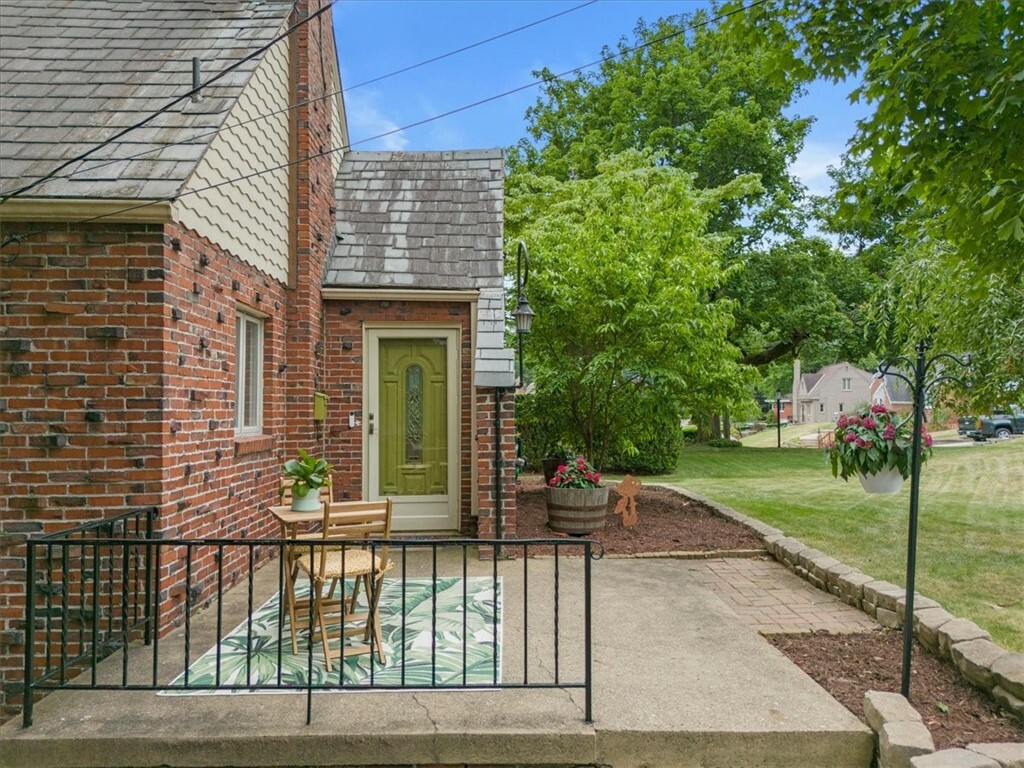 Property Photo:  722 Jefferson Dr  PA 15229 