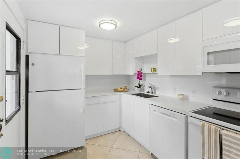 Property Photo:  3401 N Country Club Dr 511  FL 33180 