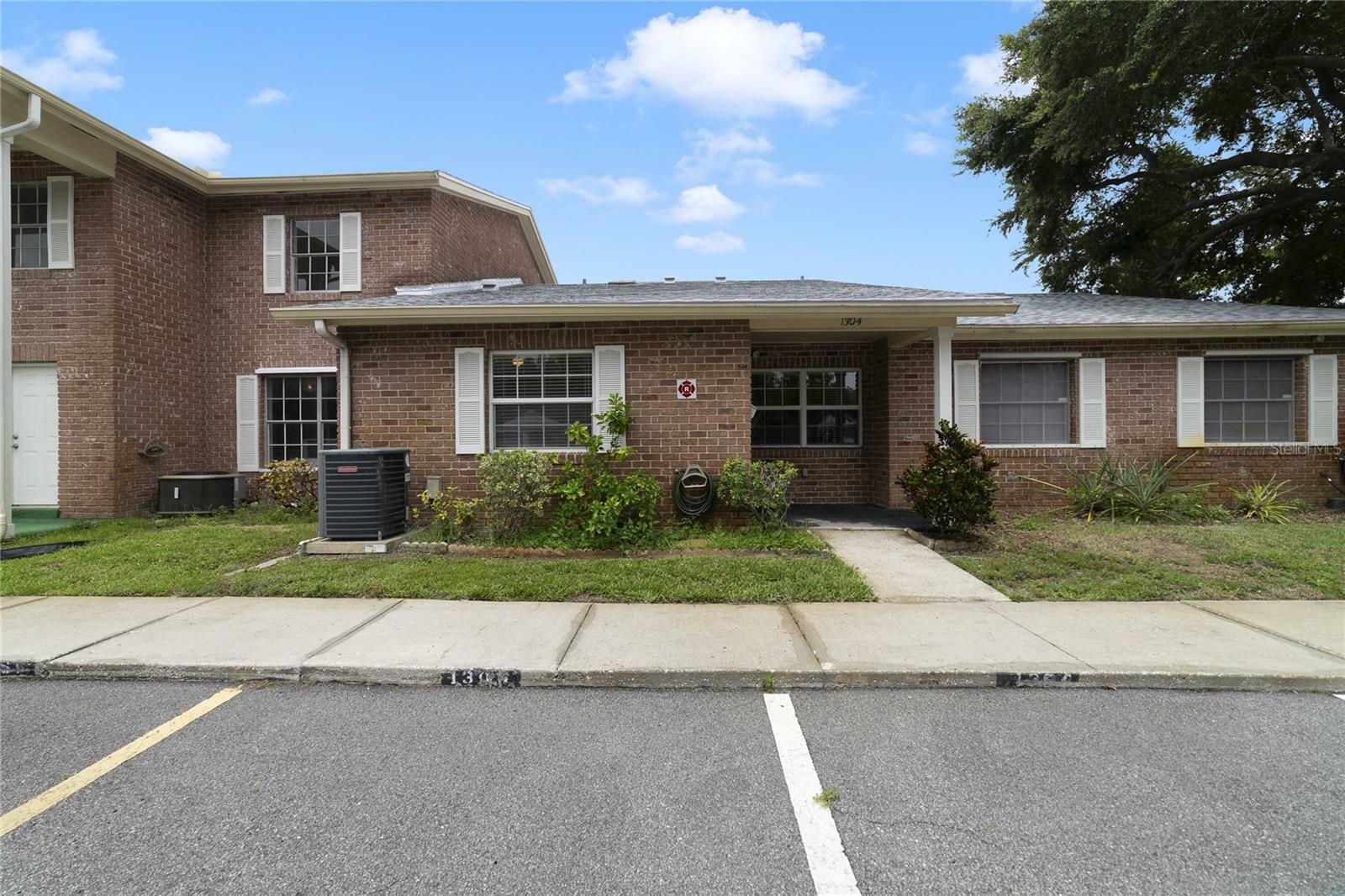 Property Photo:  1304 Village Way  FL 32807 