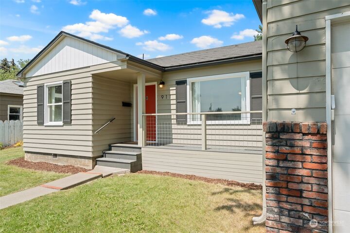 Property Photo: 911 E 1st Avenue WA 98926