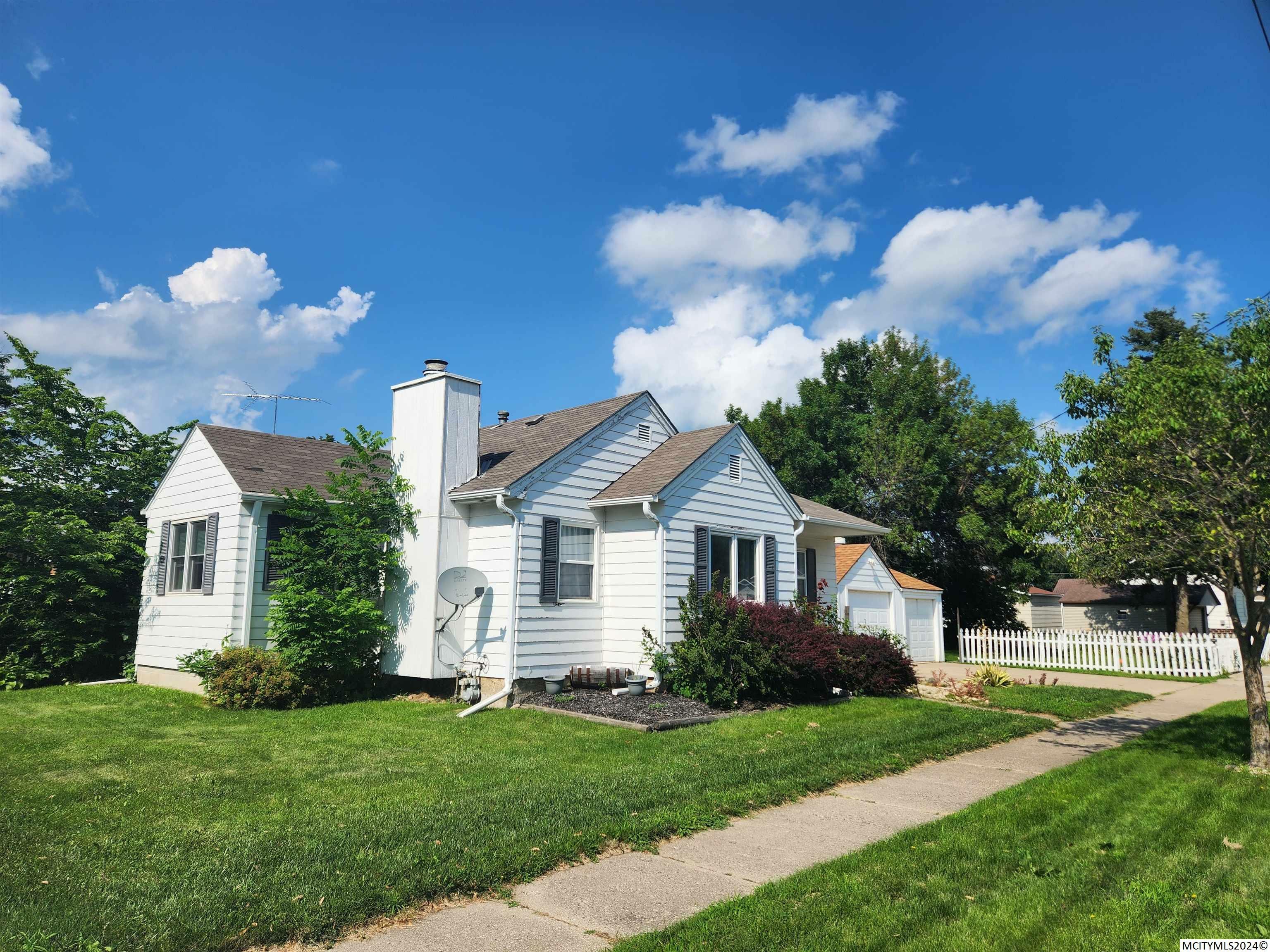 Property Photo:  822 9th NW  IA 50401 