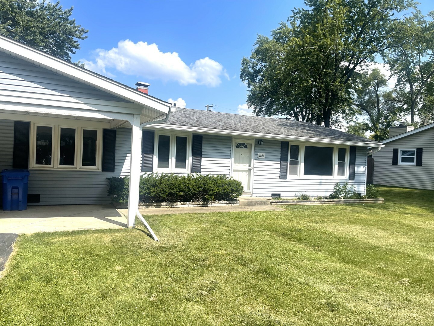 Property Photo:  1023 Oak Ridge Road  IL 60110 