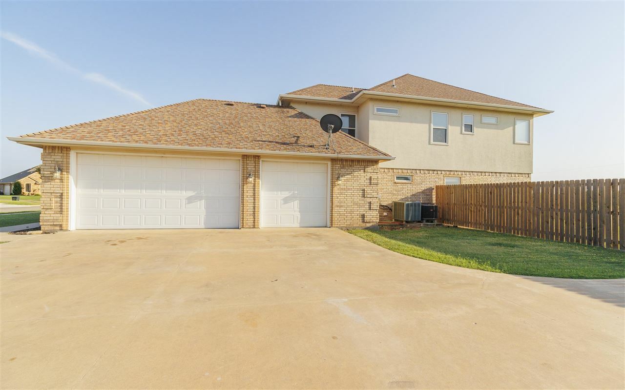 Property Photo:  1416 NE 61st St  OK 73507 