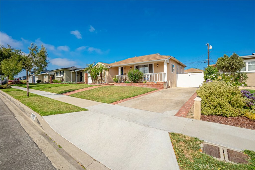 Property Photo:  1028 Teri Avenue  CA 90503 