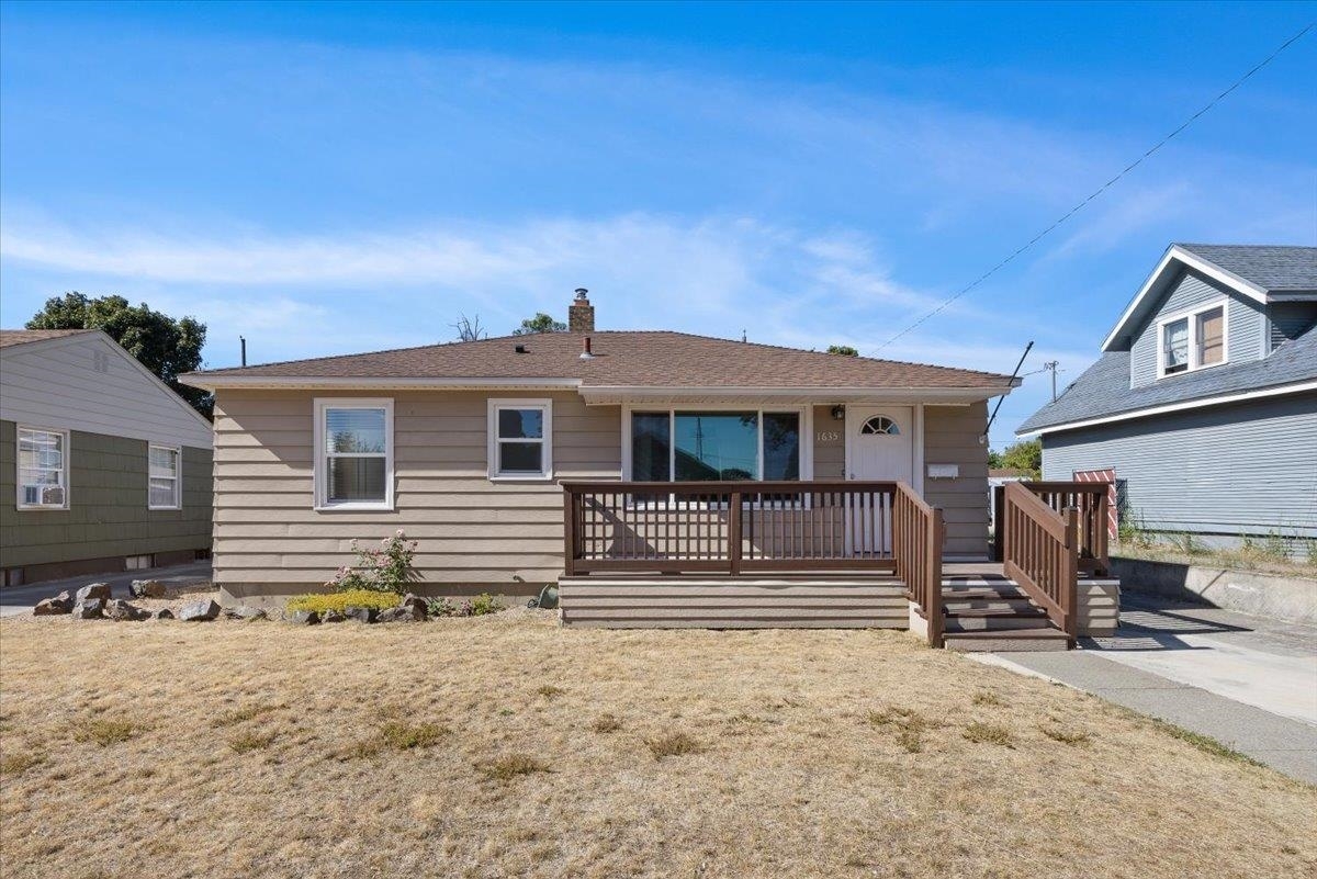 Property Photo:  1635 E Olympic Ave  WA 99207 