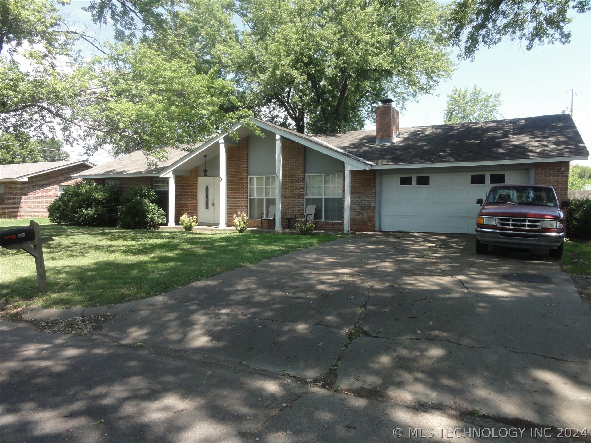 Property Photo:  405 W 6th Street  OK 74029 