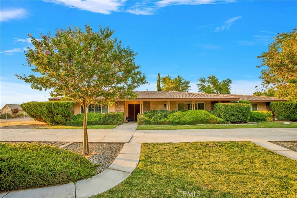 Property Photo: 19476 Yanan Road CA 92307