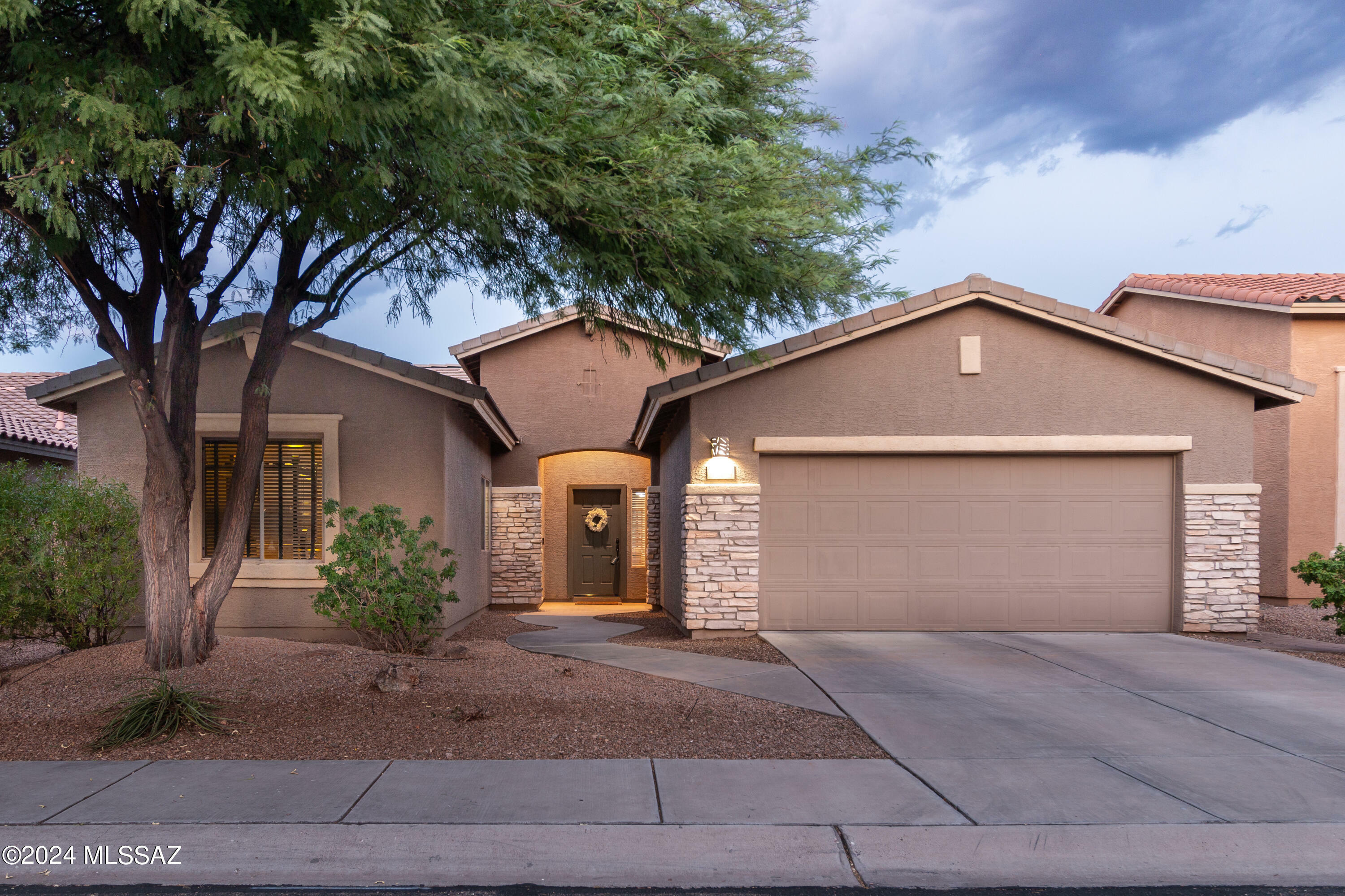 8294 N Amber Burst Drive  Tucson AZ 85743 photo