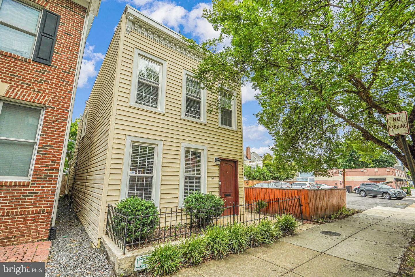 Property Photo: 511 N Henry Street VA 22314