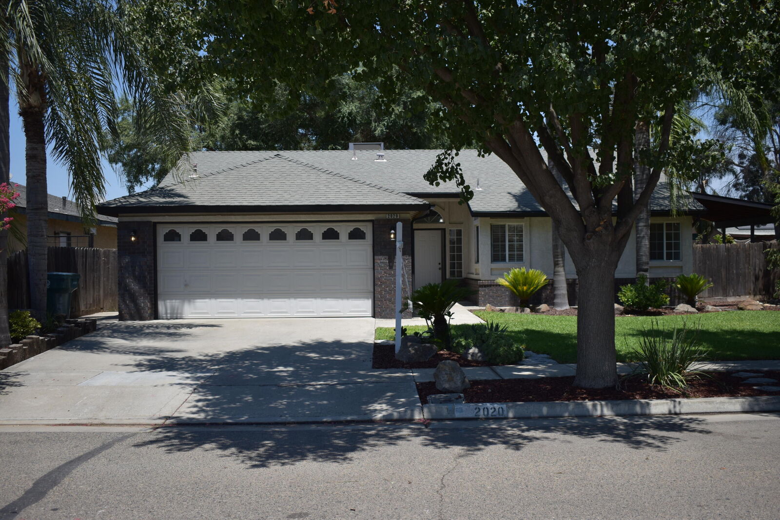 Property Photo: 2020 W Merritt Avenue CA 93274