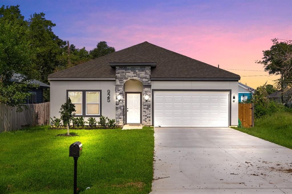 Property Photo:  925 2nd Street  TX 77445 