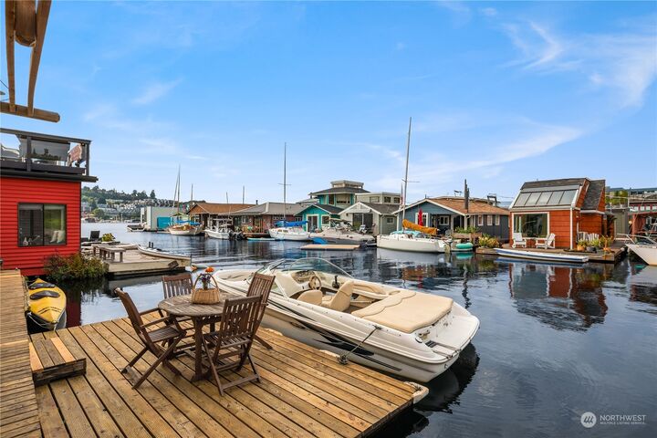 Property Photo:  2037 Fairview Avenue E B  WA 98102 