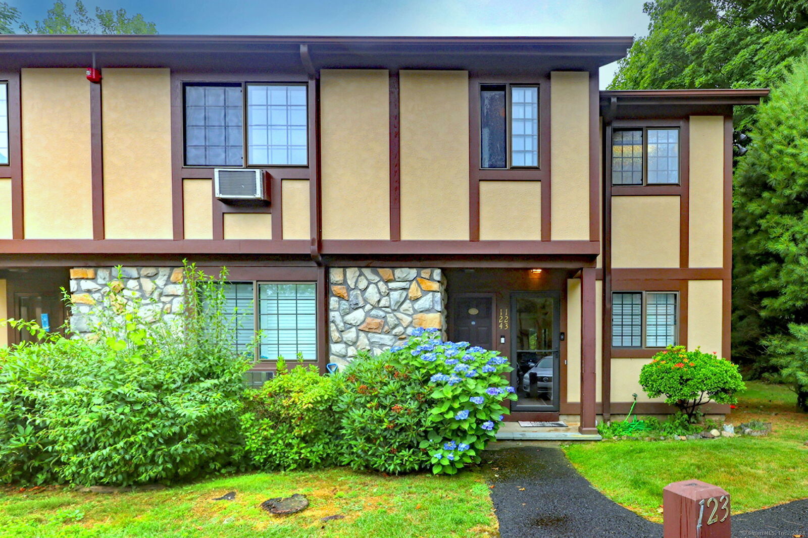 Property Photo:  124 Foxwood Close 124  CT 06461 