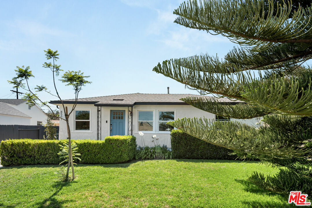 Property Photo:  8507   Ramsgate Ave  CA 90045 