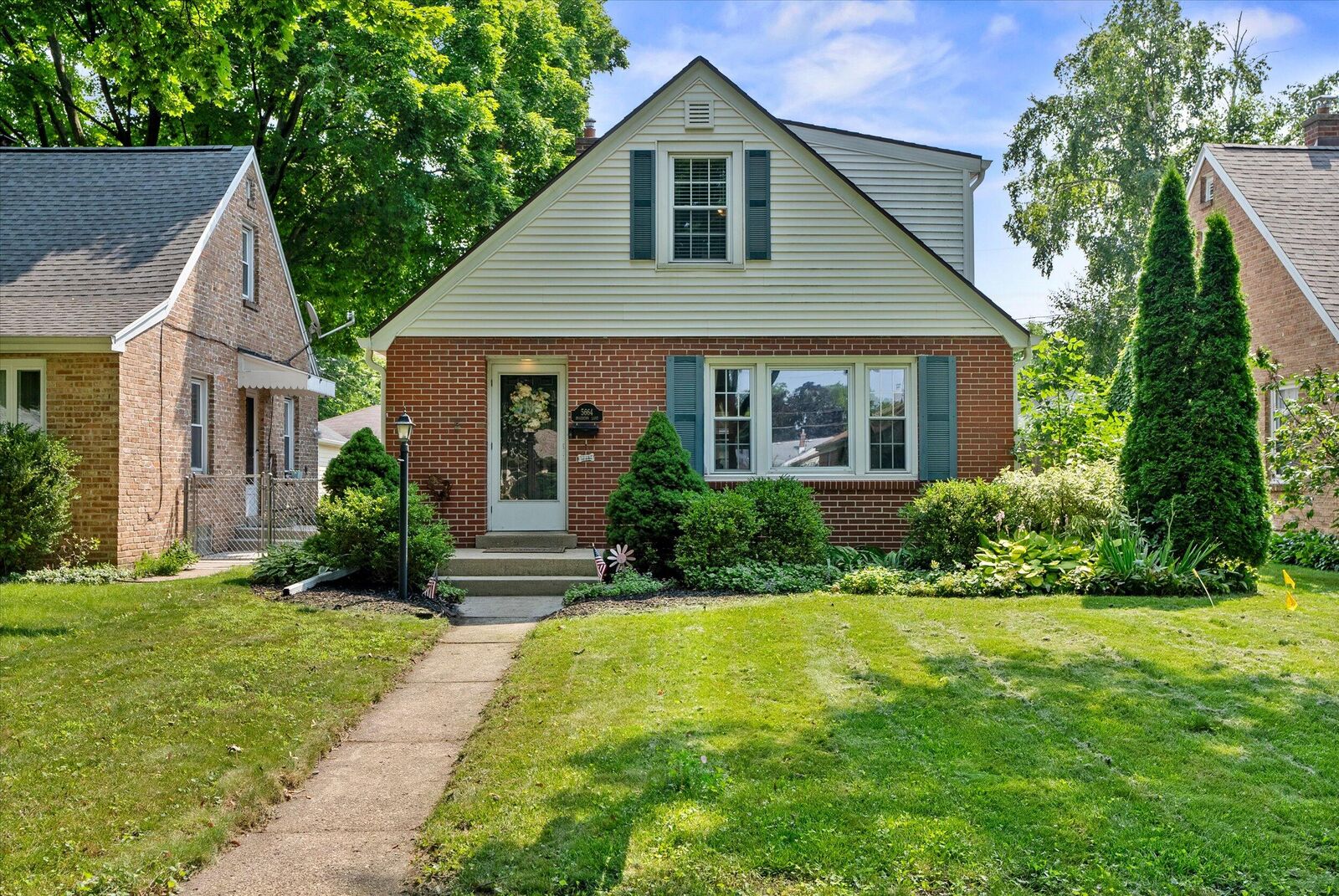 Property Photo:  5664 N Braeburn Ln  WI 53209 